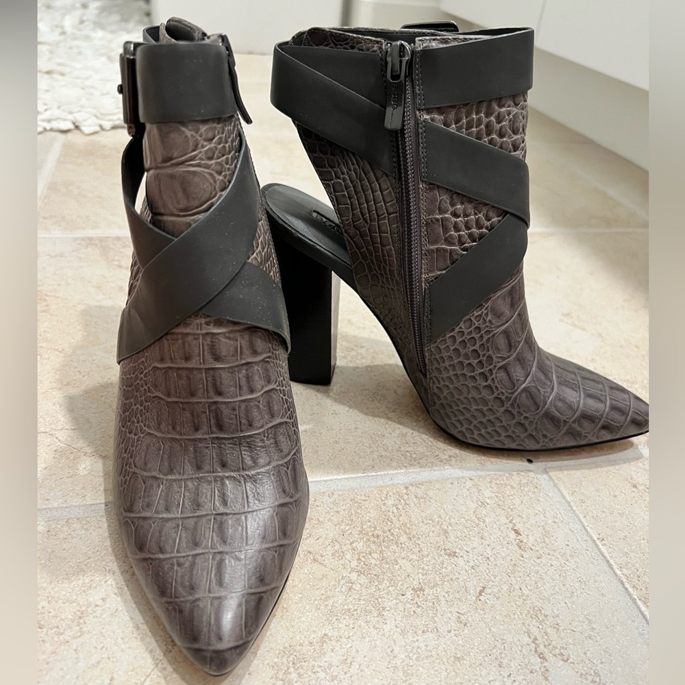 BCBG JEZEBELLE OPEN-BACK POINTED-TOE BOOTIE GREY NIGHT 7.5M/37.5EU